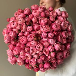Silva Pink spray rose - delicate and enchanting addition to any arrangement, with soft pink hue