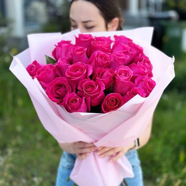 A beautiful bouquet of 25 vibrant red roses, the perfect symbol of love and romance. Ideal for anniversaries and Valentine's Day.