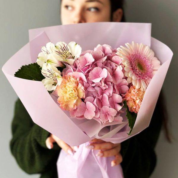An elegant arrangement with hydrangeas, gerbera daisies, dianthus, and astromeria, harmonizing classic and contemporary beauty. Ideal for any special moment.
