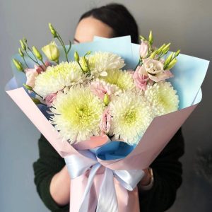 Autumn Radiance: Colorful bouquet with chrysanthemums and lisianthus, embodying the energy of autumn and the tenderness of nature.