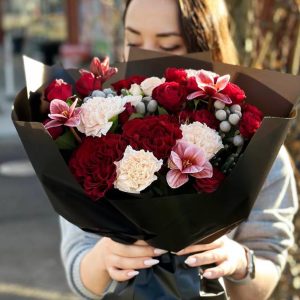 Spring Luxe: Bouquet with roses, tulips, spray roses, dianthus, and brunia, enveloping you in the refined elegance and charm of spring.