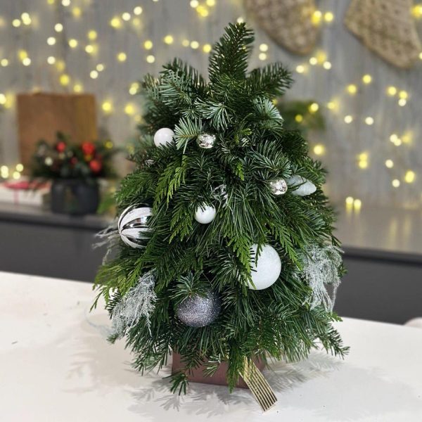 Mini Tree Delight: Small Christmas tree for the tabletop, creating a festive mood and coziness.