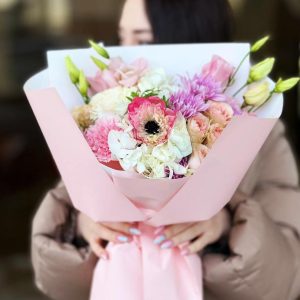 Flash of dreams: A stunning bouquet showcasing the lush hydrangea, romantic dianthus, elegant lisianthus, whimsical anemone, delicate spray roses, and timeless chrysanthemums, creating a harmonious display of floral beauty.