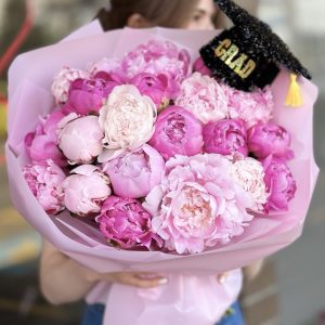Celebrate graduation with the Happy Graduation flower bouquet, featuring vibrant, fresh blooms. Perfect for congratulating your graduate. Order now for fast delivery!