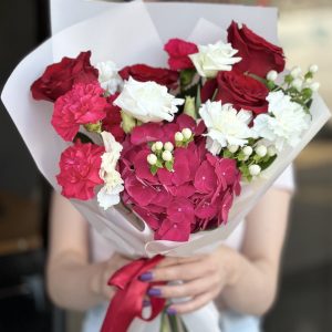 Bouquet 'Flower Extravaganza' showcasing a variety of vibrant blooms against a soft, neutral background.